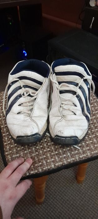 Кросівки adidas фірмові.