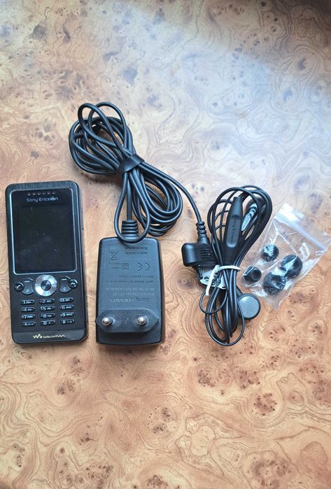 Телефон Sony Ericsson w302i+карта 1 GB Memory Stick Micro (M2)