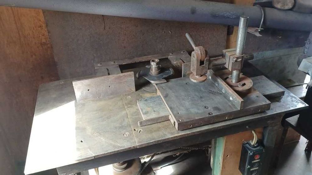 Вертикально-фрезерный станок по дереву