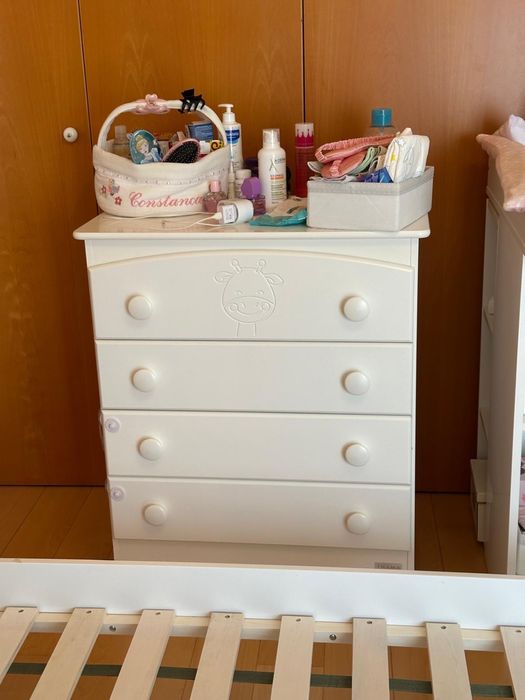 Comoda com puxadores redondos