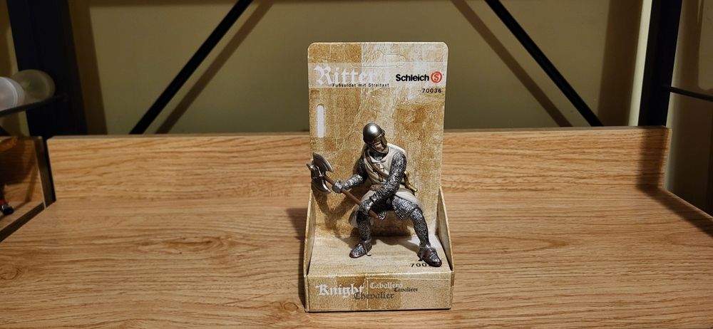 Schleich rycerz piechur z toporem krzyżak figurka model wycofany nowy