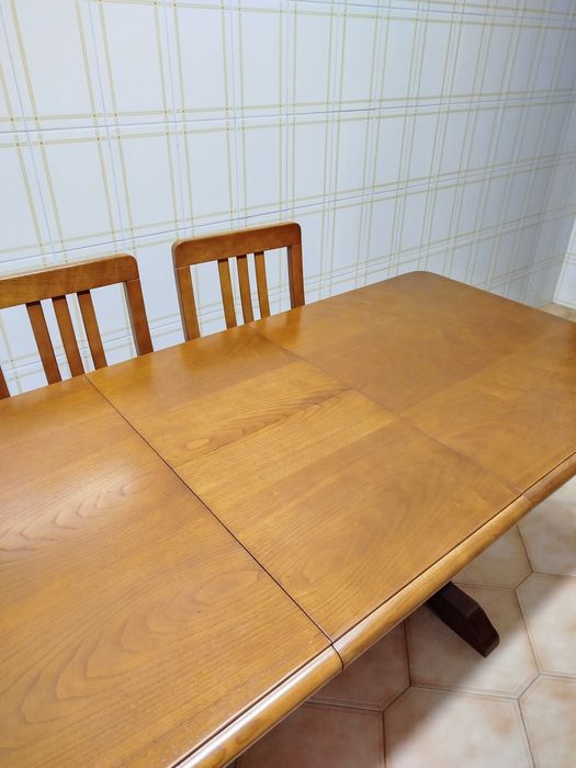 MESA DE REFEIÇÕES | Extensível em Madeira Maciça (c/ 6 cadeiras)