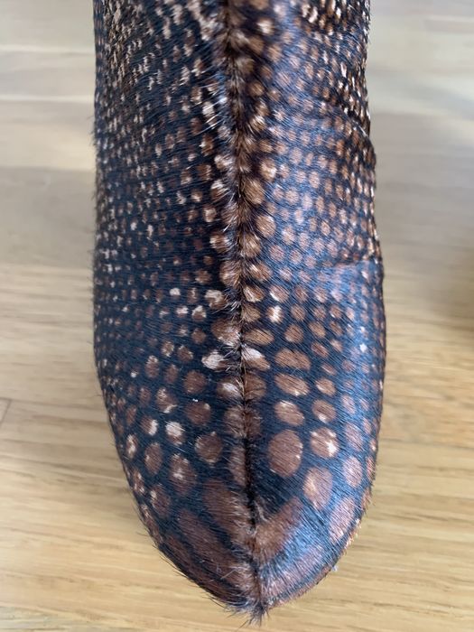 Botins em pelo com salto