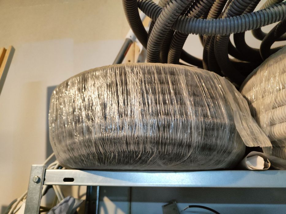 Pozostałości po budowie, uchwyty, wieszaki, rynny, zszywki, itp