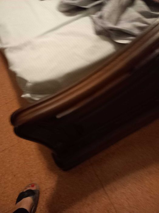 Cama de casal de castanho