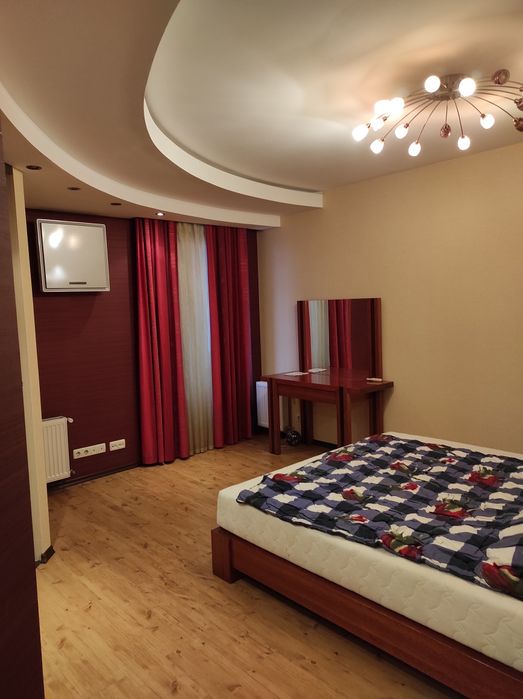 Центр, вул. Соборності, 50, 3-и кімн. квартира.