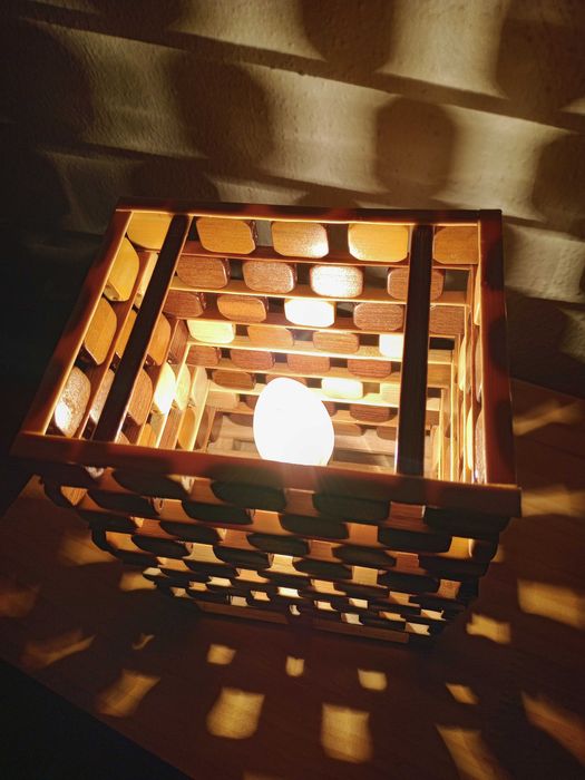 Candeeiro Artesanal em Madeira – Luz Zen e Design Natural