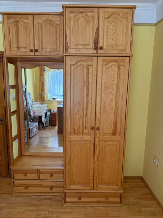 Duża szafa sosnowa z lustrem