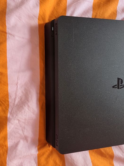 Ps4 Slim 1TB  + comando + 4 jogos