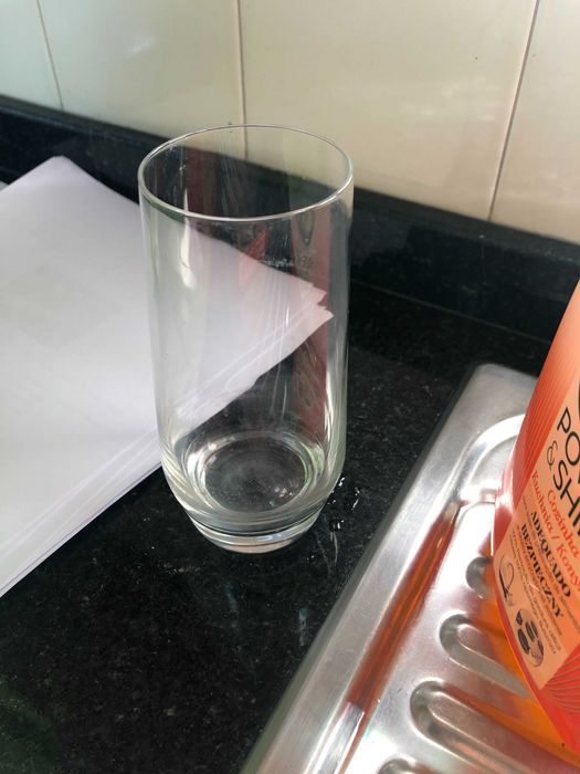 copo transparente de agua