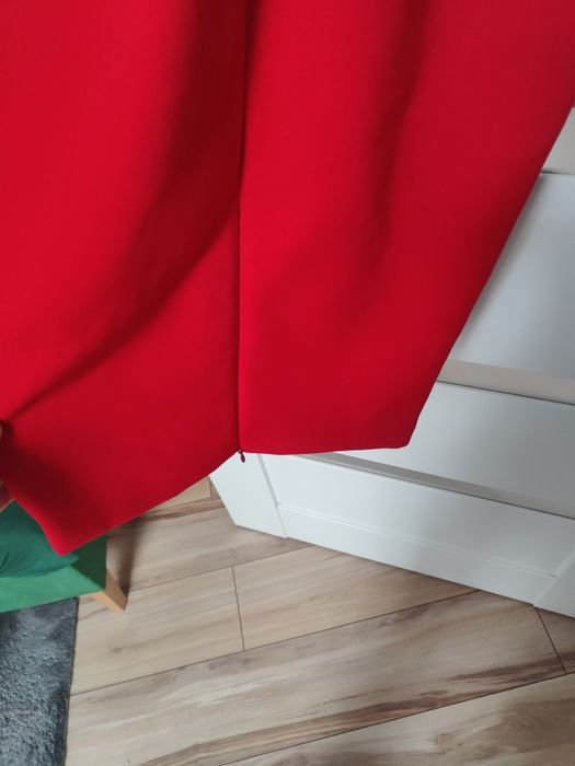 Śliczna elegancka sukienka z baskinką