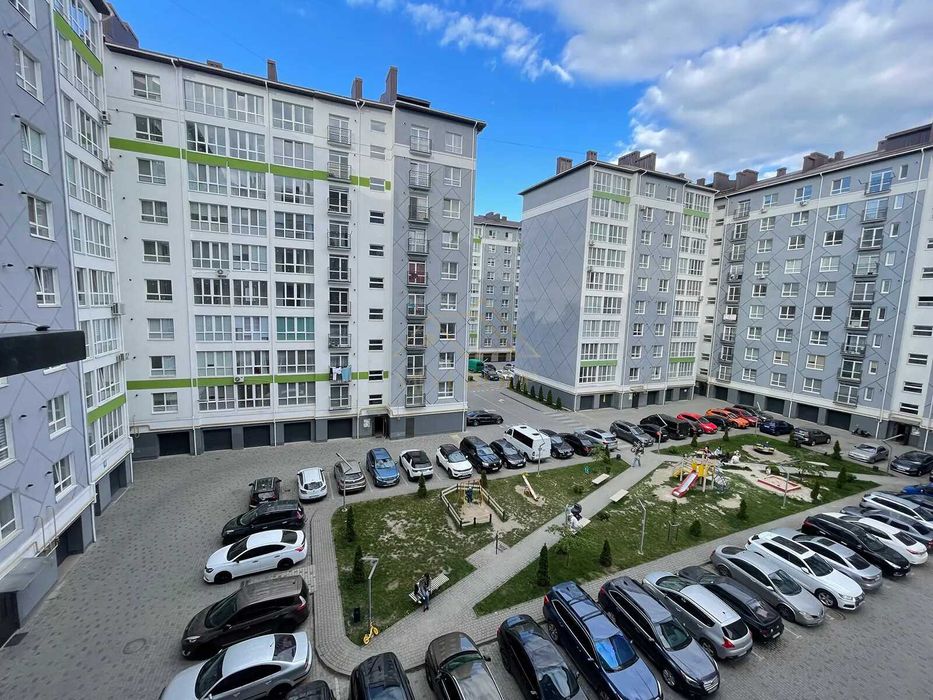 Простора двостороння 2 кім квартира