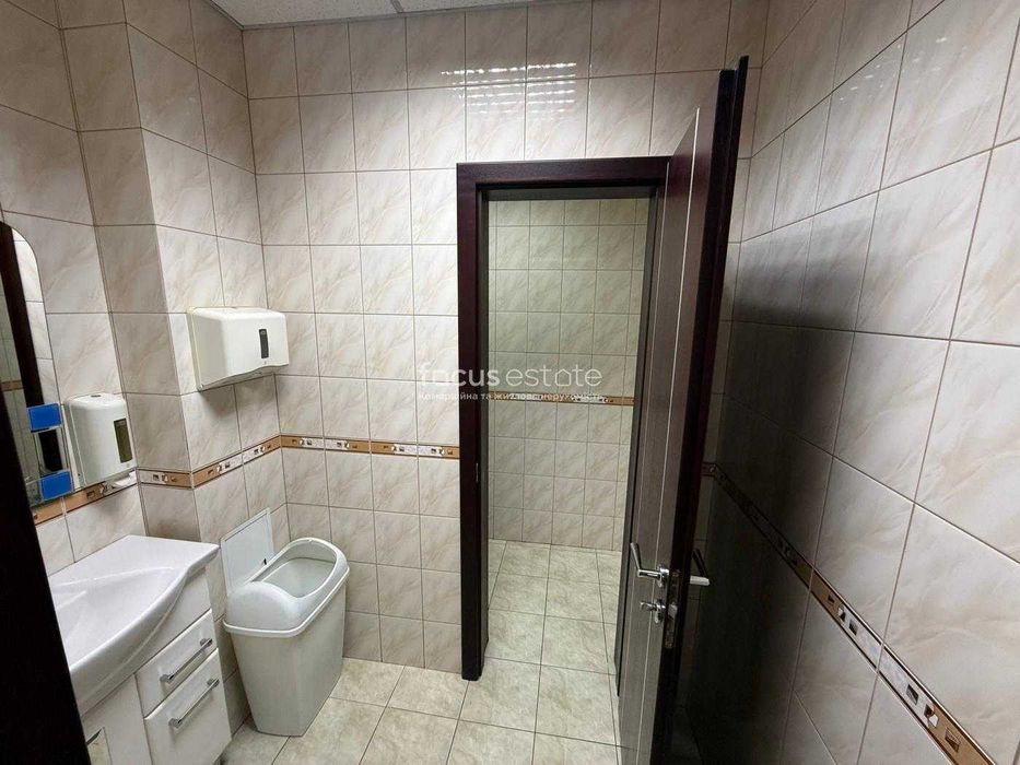 Без%. Фасад. Два входи. Офіс 220м2. Оболонь. Оболонська Набережна 15