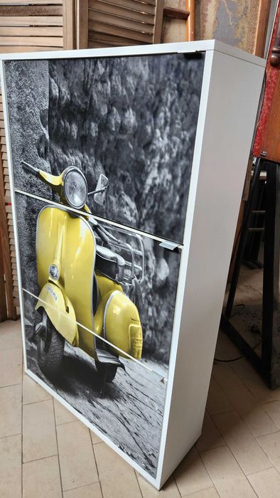 Sapateira com 3 portas e gavetas duplas.