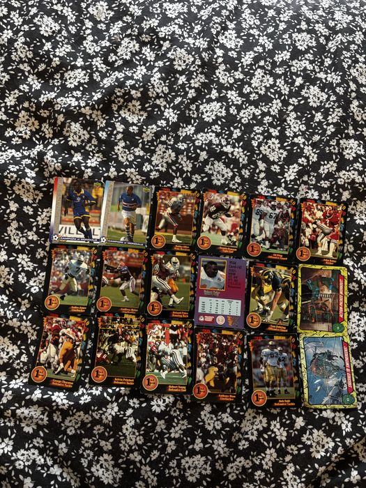 Наклейки, фішки, кепси, карточки колекціонування