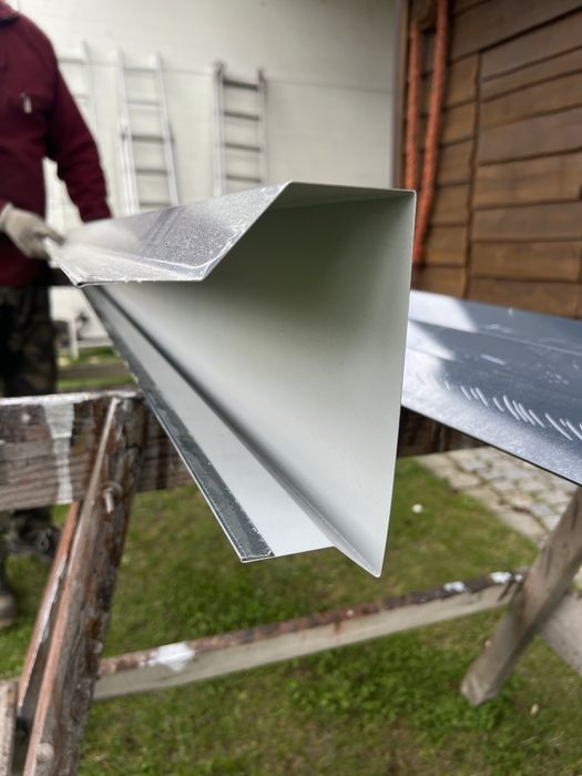 Obróbki blacharskie wiatrownice do płyt warstowych dachowych 100mm. czolowe, boczne i okapnik.