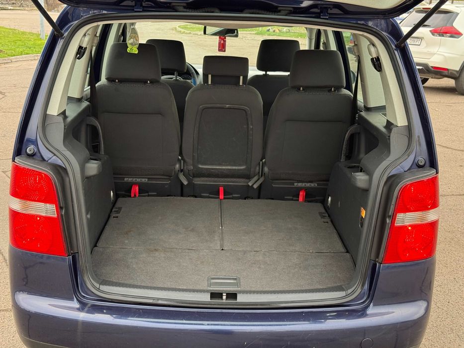 Продам VOLKSWAGEN Touran 2004р 1.6бенз 7-мест