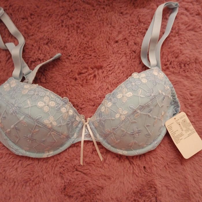 Błękitny biustonosz push up Benefit 70c