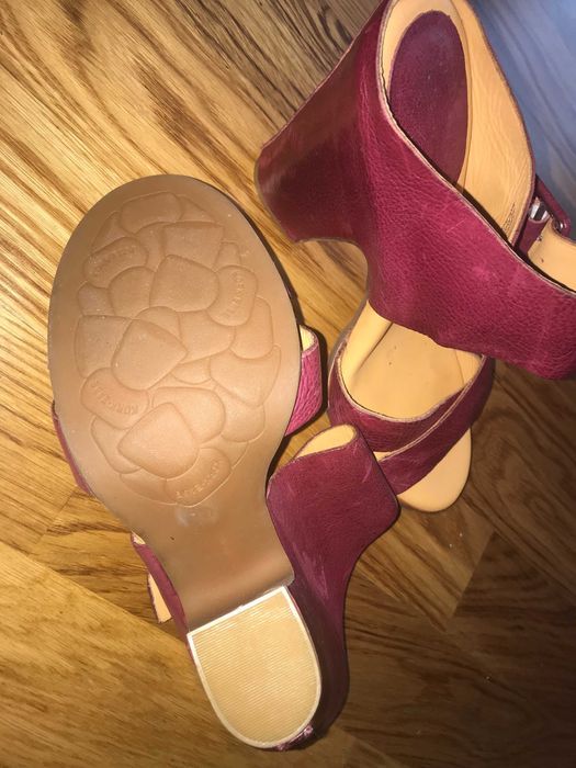 Skórzane buty na grubym obcasie w kolorze fuksji