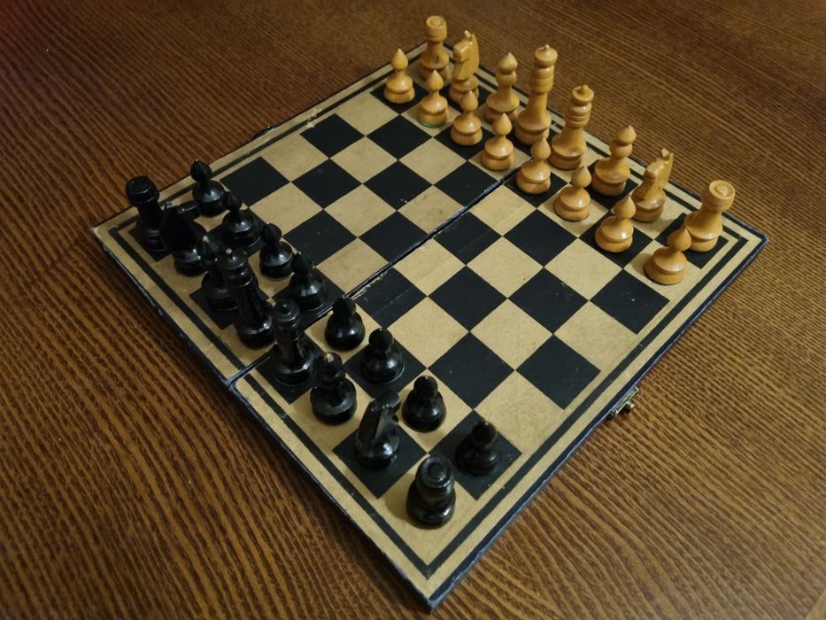 Stare szachy drewniane