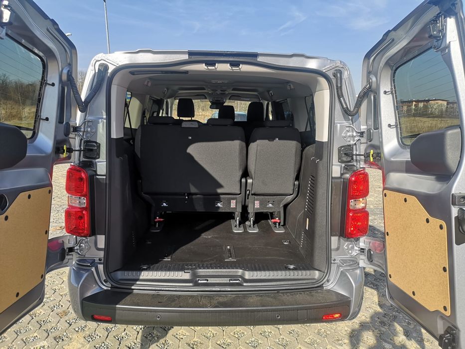 Wynajem busa Śląskie – Toyota Proace Verso LONG 9 osób | Katowice  2026r. Automat