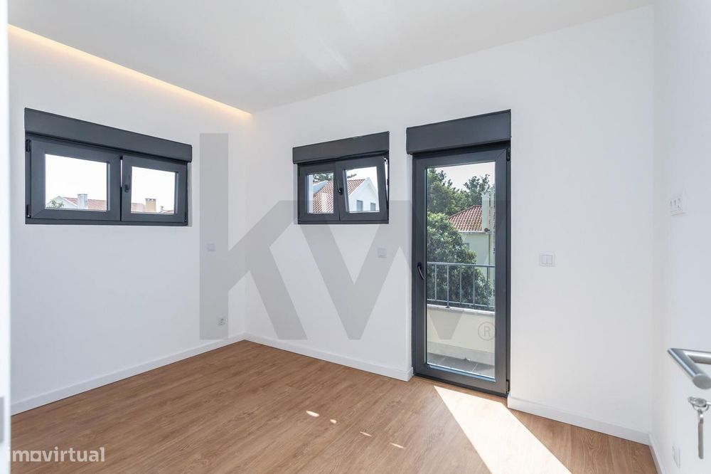 Charmosa Moradia T5 com Jardim Totalmente Remodelada -  Sassoeiros, Ca