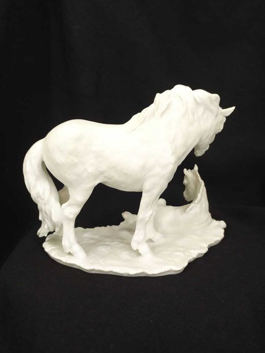Статуэтка  лошадь с жеребёнком Кайзер 488