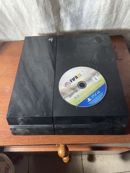 Vendo playstation 4 com comando para pecas