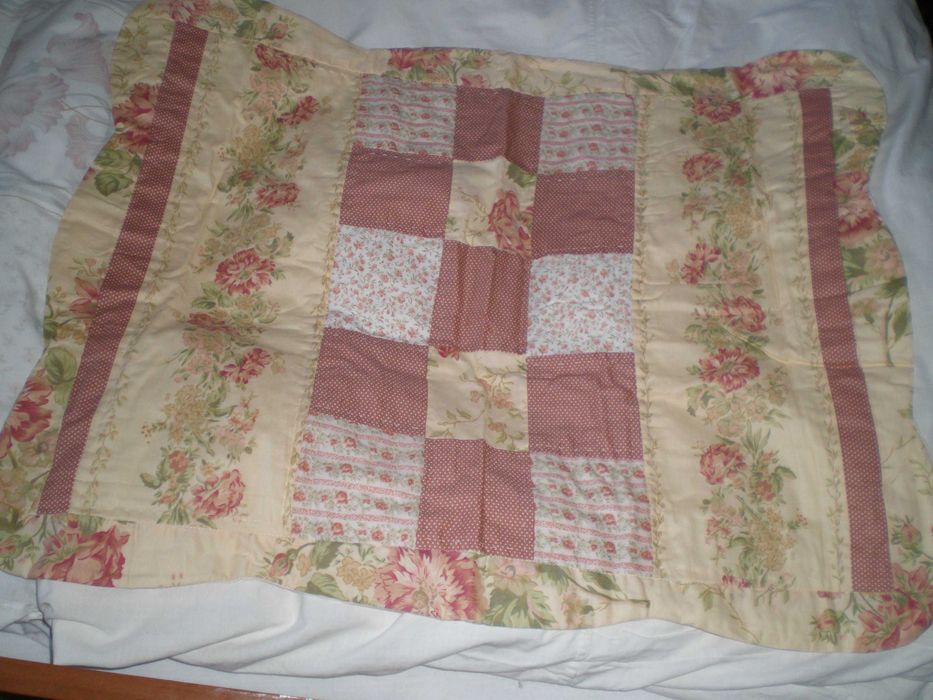 Покрывало и 2 наволочки.