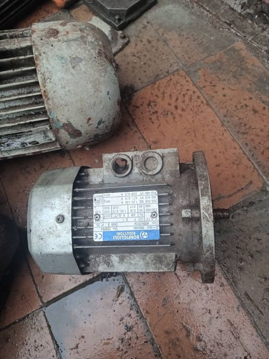 Двигун електричний