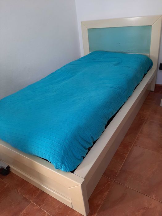 Cama usada para venda