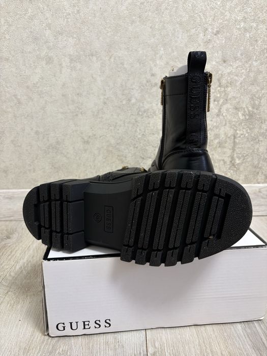 Чоботи Guess, чорні з золотою фурнітурою