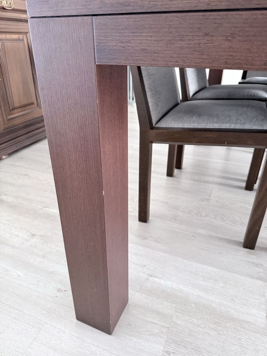 Mesa de sala com cadeiras