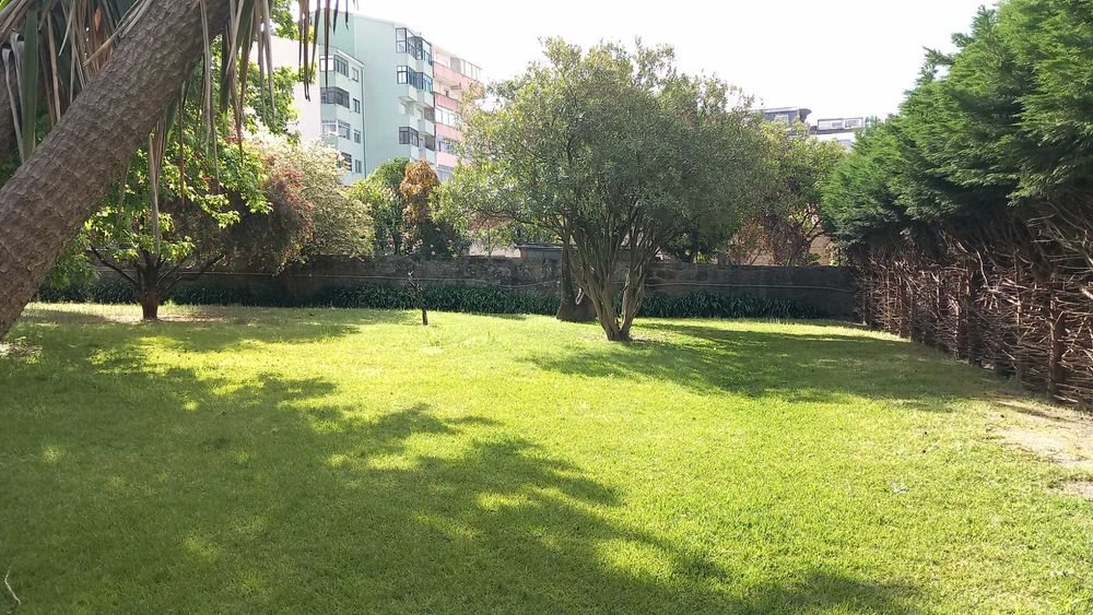 Fantástico T2+1 Mobilado com Jardim Privativo e Box Individual