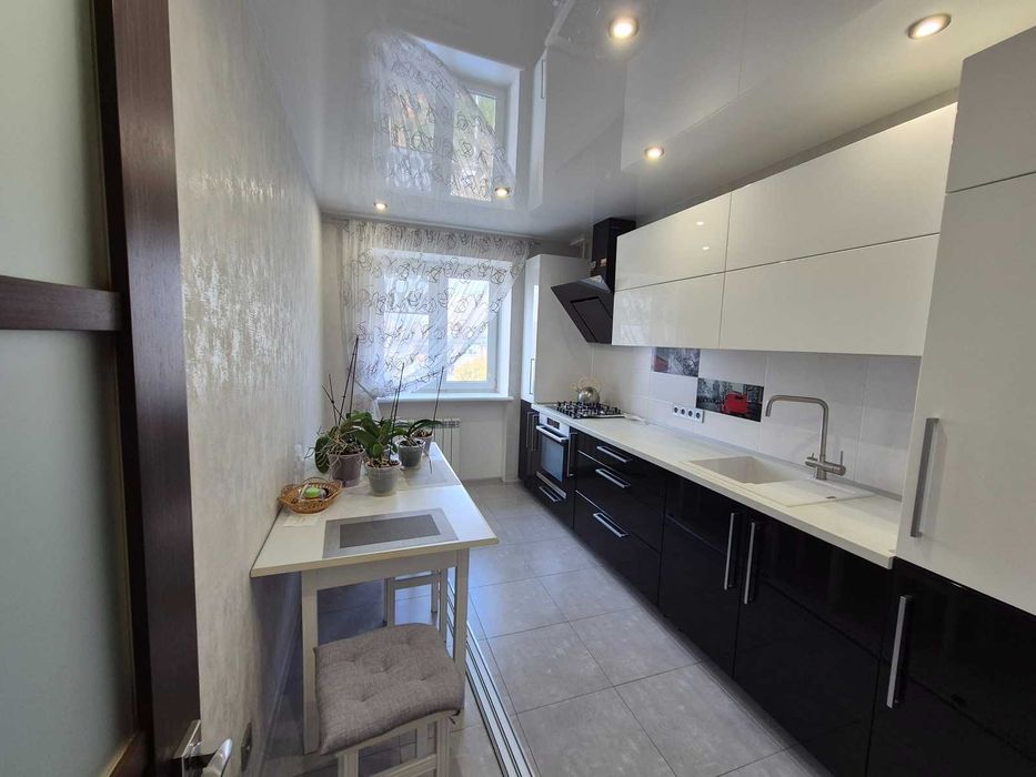 Сучасна 3-кімнатна квартира з ремонтом і меблями, центр Чорноморська