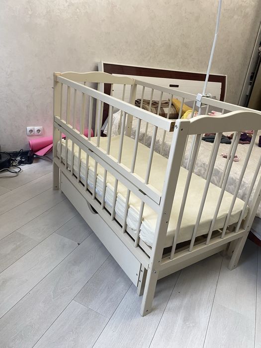 Детская кроватка с коробом, маятником, матрасом, креплением для балдахина