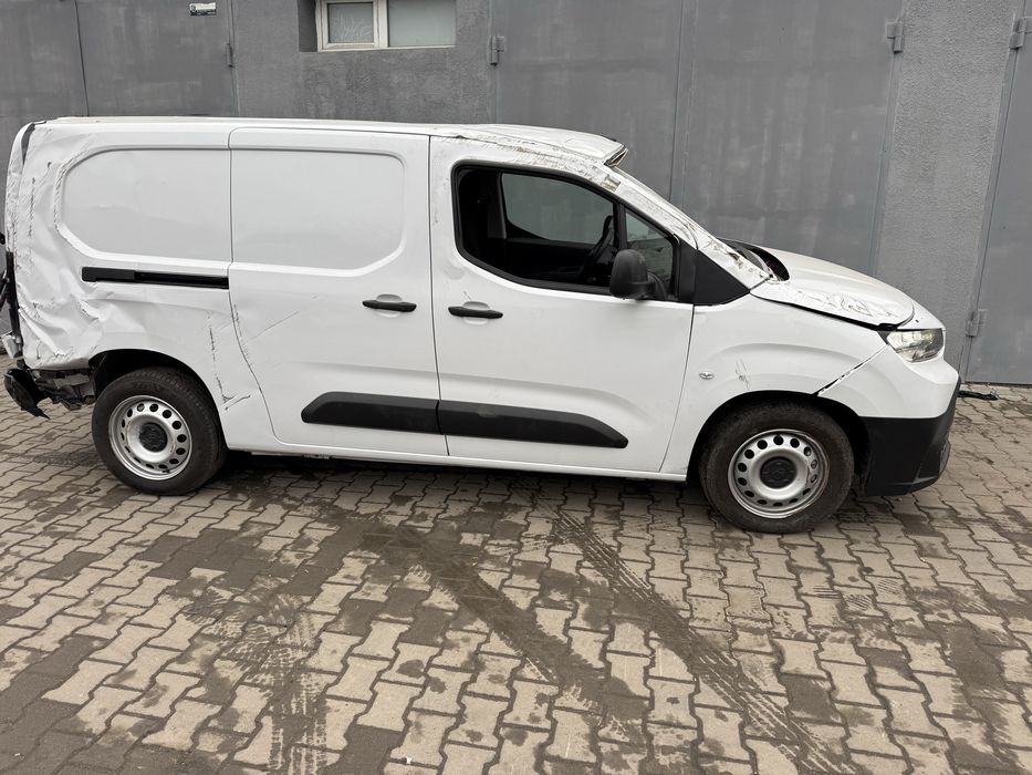 Тойта проаис 
2025 г
Официал 
1,5 дизель рука 
Побег 3000 км
На ходу !!