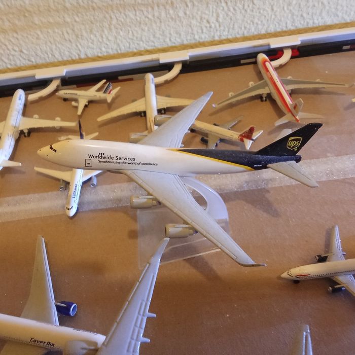 Vários modelos de aviões de miniatura