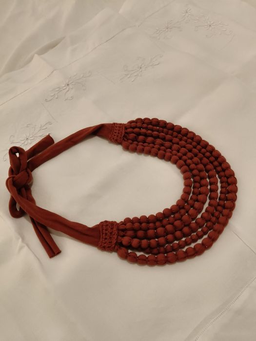 Colar em tecido de cor vermelho/tijolo