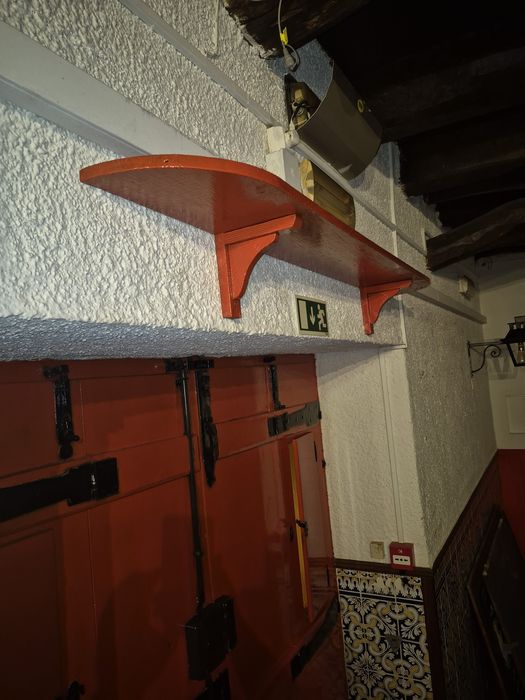 candeeiros de teto e prateleiras rústico