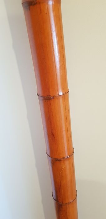 Poste de bambu decorativo