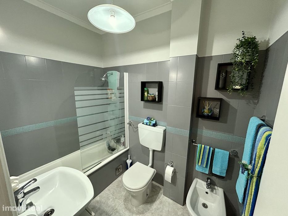 Apartamento T3, semi-renovado, no Centro da Amora!