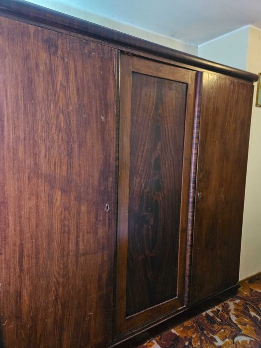 Stara drewniana szafa