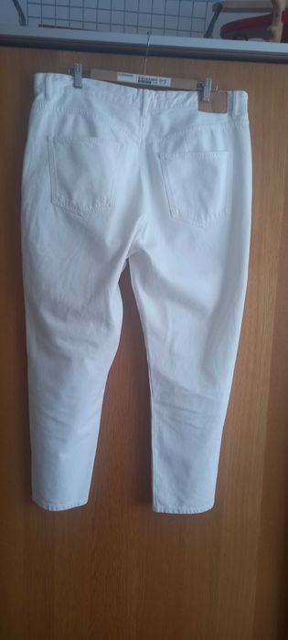 Biale jeansy Mom Fit. Rozm. 46, Marki Sinsay
