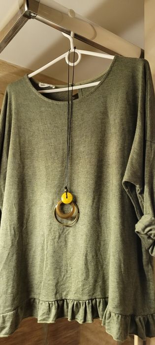 Obłędny sweterek khaki prosto z Włoch,wisior gratis.