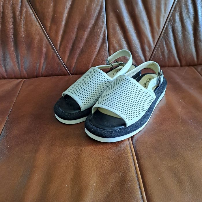 Продам босоніжки Prego