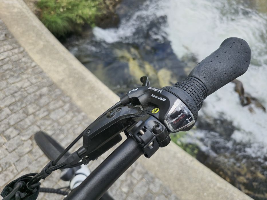 Bicicleta eléctrica dobrável com bateria amovível e motor branco