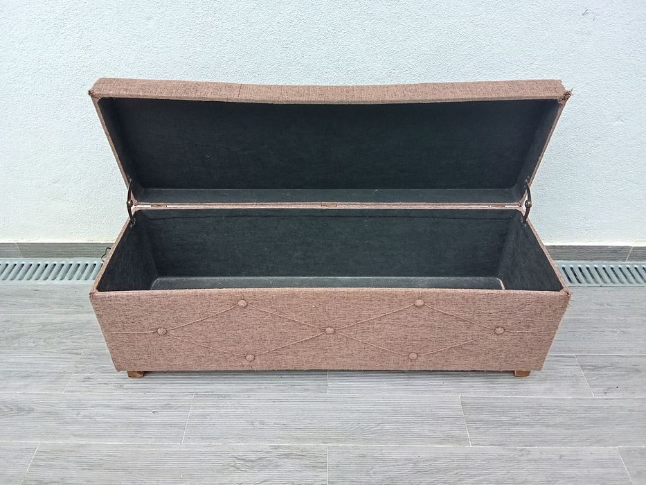 Banqueta de tecido com gavetão