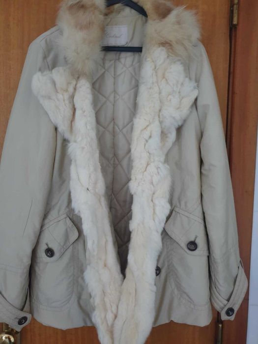 Casaco tipo gabardine, com gola de pelo