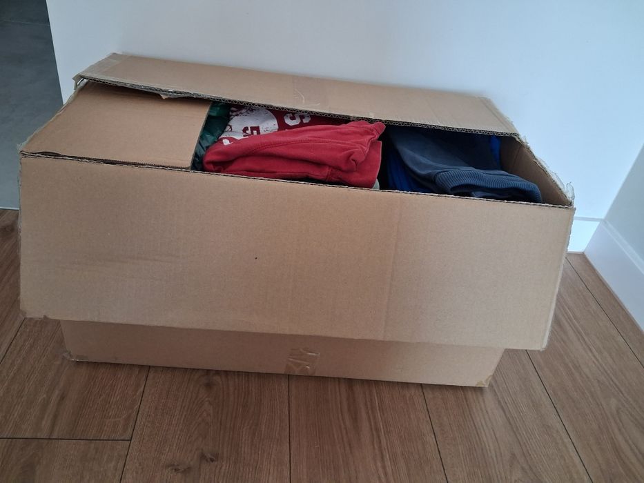 Karton ubrań damskie